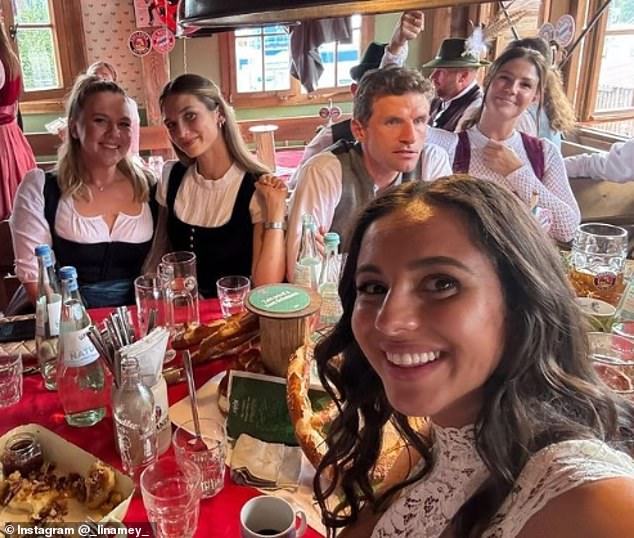 Harry Kane tỏa sáng ở lễ hội Oktoberfest sau khi xô đổ loạt kỷ lục Bundesliga - Ảnh 7.